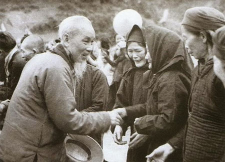 Bác Hồ bắt tay các cụ già khi về thăm Pác Bó năm 1961. Ảnh tư liệu.
